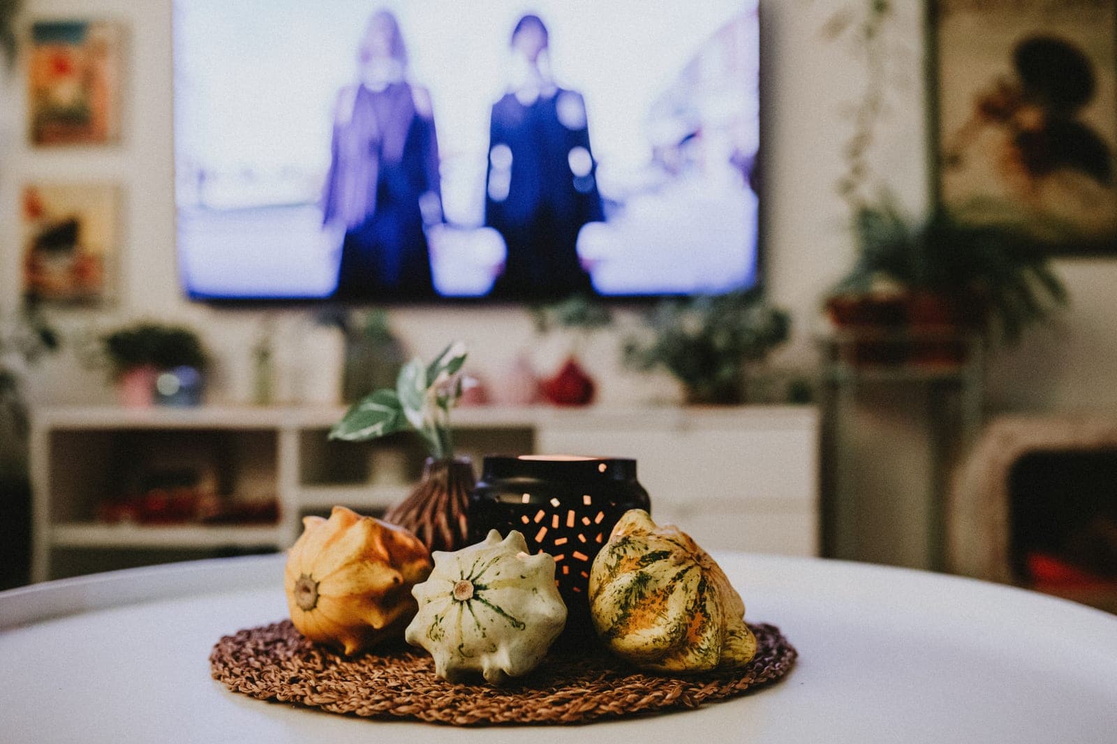 A living room with warm autumn decorations