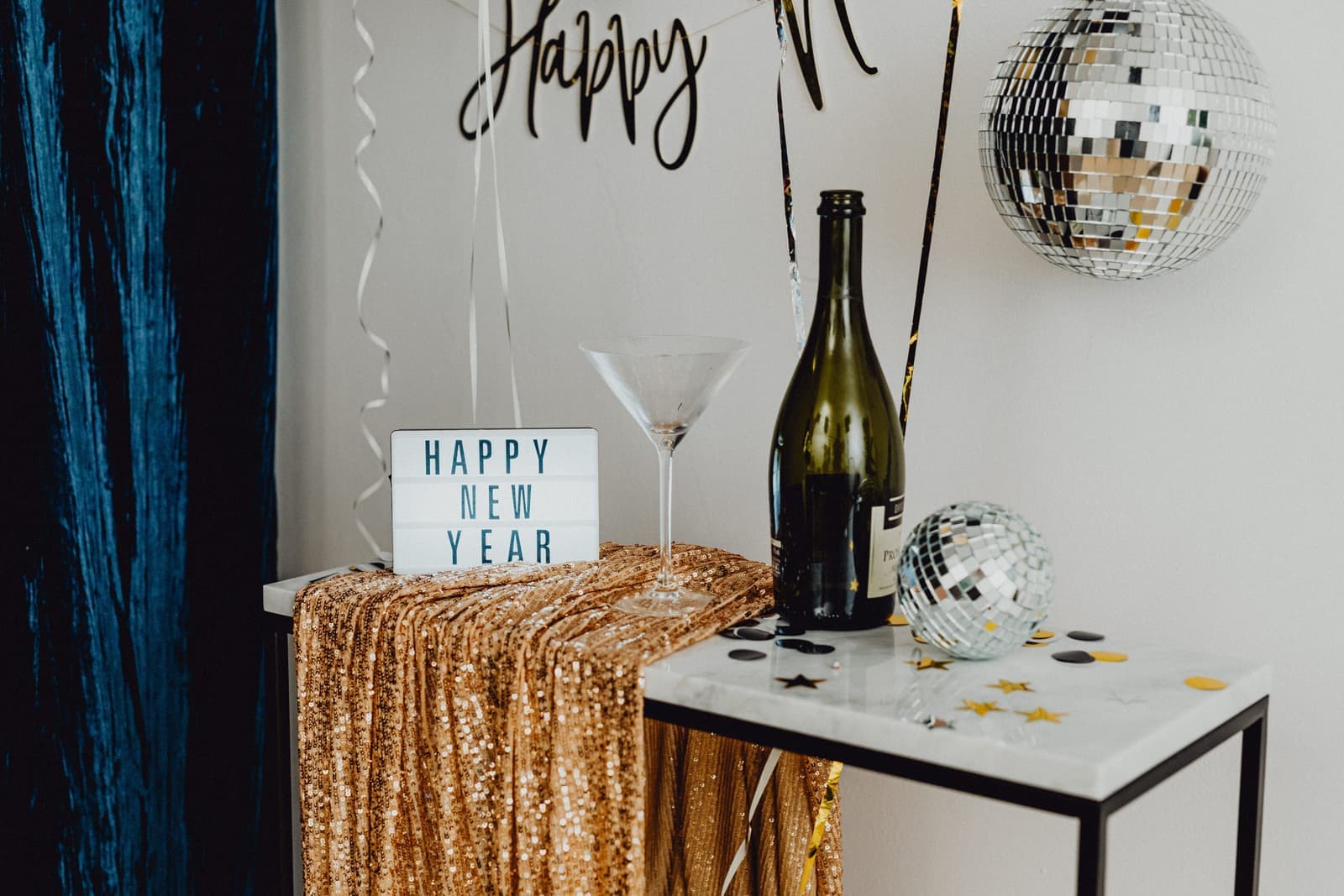 New Year's Eve party decorations in gold and black